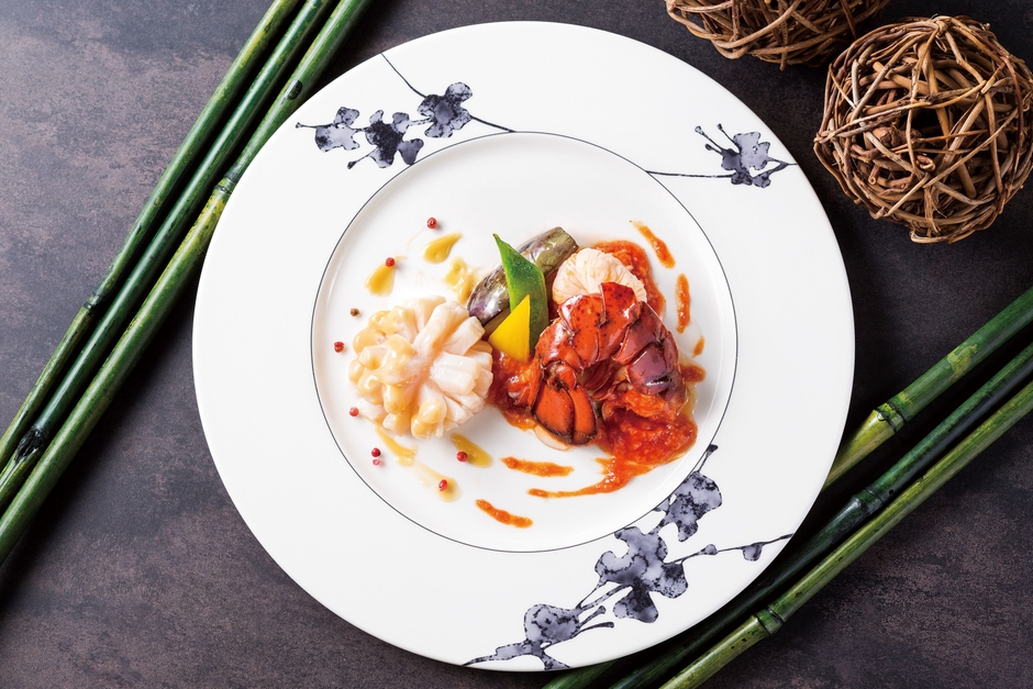 オマール海老と帆立貝柱の紅白炒め 鴛鴦仕立て