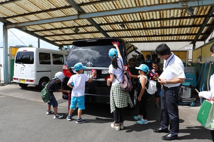 自動車をピカピカに拭き上げました