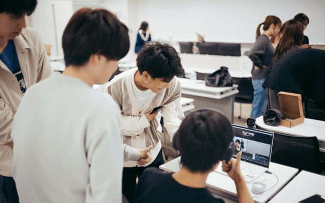 パソコン周辺機器(カメラ等)を使用する学生