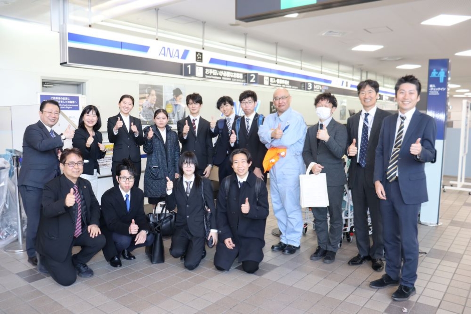 岡山空港のチェックインカウンター前で記念写真