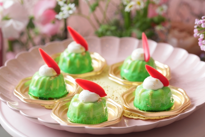 ▲ピーター・パン~ピスタチオムース~ エメラルドグリーンが美しい、ピスタチオの濃厚な味わいが楽しめるムース。