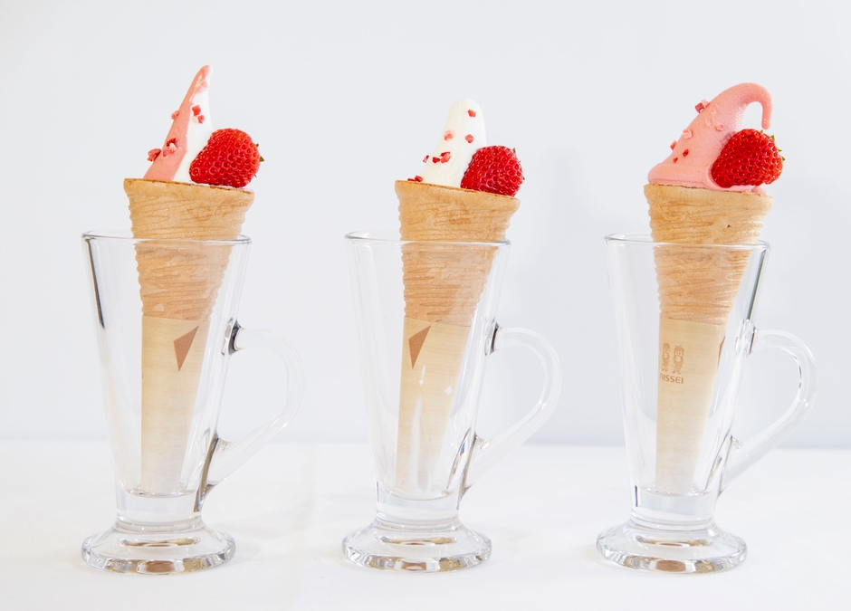 ▲「ミックスソフト(左)、ミルクソフト(中央)、淡路島産いちごソフト(右)」