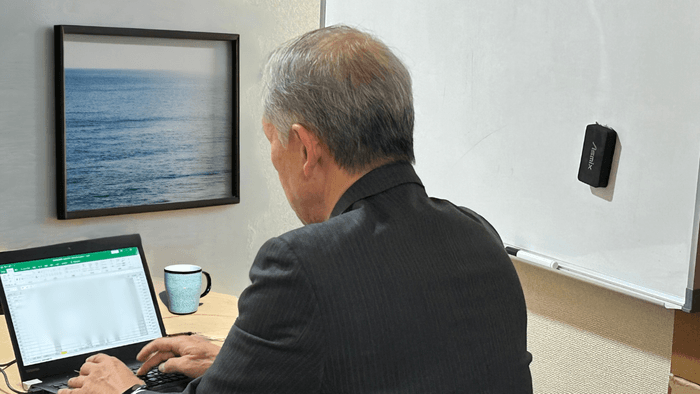 派遣先企業で経理業務を行うシニアスタッフ