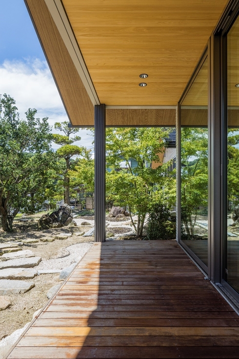 深い軒が覆うウッドデッキを縁側のように配置し空間の広がり感をさらに高めている