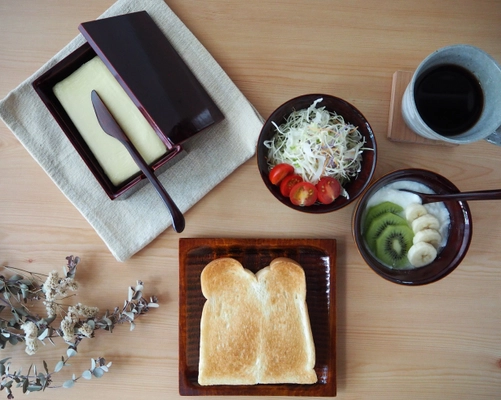 ［漆×パン］伝統工芸「飛騨春慶塗」の新しい価値　 「飛騨春慶　朝食セット」発売　 趣のある上品なパン皿、バターナイフ、ボウル、スプーンなどで 優雅な朝のスタートを