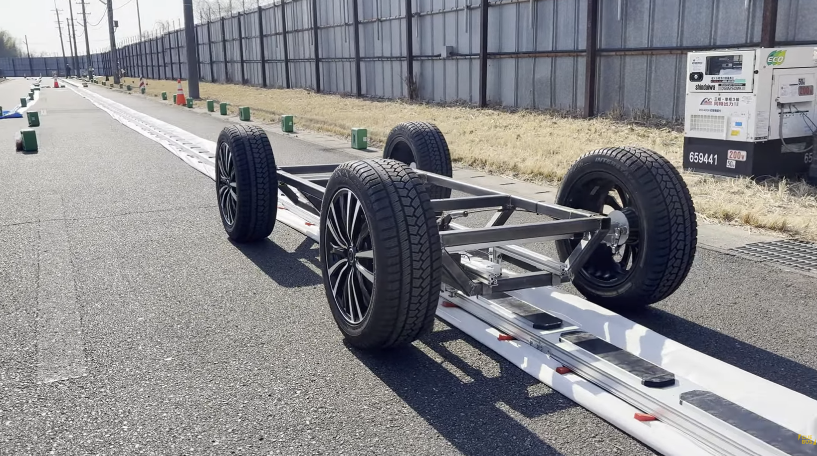 推力台車を下部に組み込んだ搬送車両