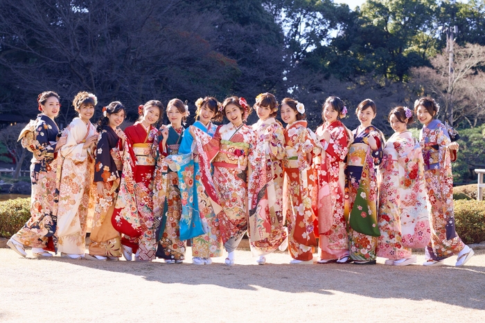 左から、高橋茉莉（専修大学）、脇田茉奈（東京理科大学）、野村真由美（東洋大学卒）、野地優奈（國學院大学）、松井りな（中央大学）、高尾美有（帝京大学）、岡田彩花（成蹊大学卒）、西村萌（慶應義塾大学）、松井まり（中央大学）、鈴川りさ（戸板女子短期大学）、榊原莉奈（白百合女子大学）、氏家夏乃（実践女子大学）、佐藤愛美（東洋大学）