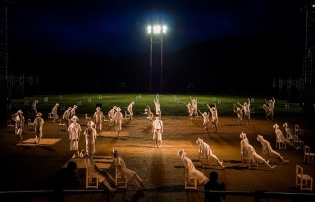 『トワイライト』（2015／奈良県曽爾村健民運動場） 撮影：井上嘉和