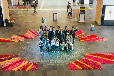 昨年実施『スマイルフラワーカーペット2022』:富山駅前新幹線改札前