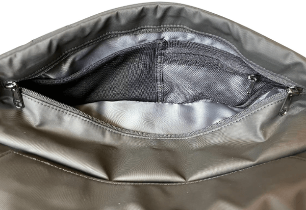 さらにフロントコンパートメントの内部には伸縮性のあるメッシュポケットと、小物の収納に便利なジップポケットがあります。