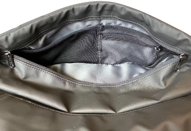 さらにフロントコンパートメントの内部には伸縮性のあるメッシュポケットと、小物の収納に便利なジップポケットがあります。