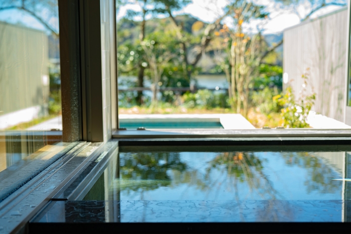 窓を開けると、庭の景色が堪能できる客室温泉風呂