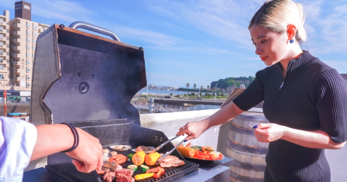 リバーサイド会場でBBQを行う様子