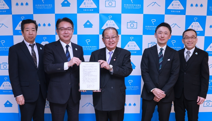 左から東川町 副町長 市川 直樹、東川町長 菊地 伸、旭川志峯高等学校 理事長 中川 竹志 様、旭川志峯高等学校 校長 菅野 秀樹 様、東川教育委員会 教育長 杉山 昌次