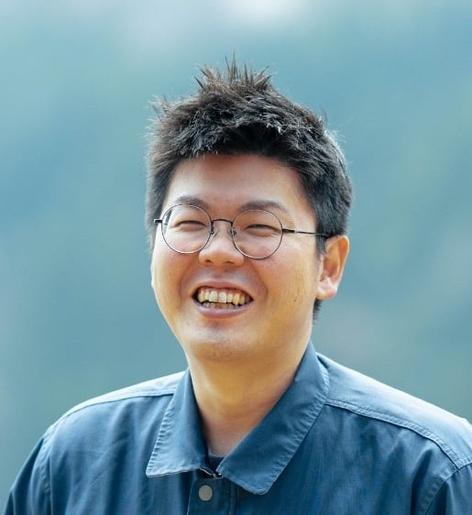 森本 真志 :銀行員から地域の頼れる土建屋さんへ 前職:銀行員(東京) 現在:建設業(小松組)→派遣事業所の事務局長(西粟倉事業協同組合) 「未経験から飛び込んだ理由と、あらゆる地域課題に直接挑む面白さ」