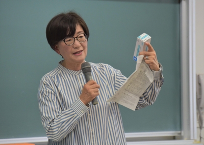 薬局薬剤師の役割などを解説する浅井さん