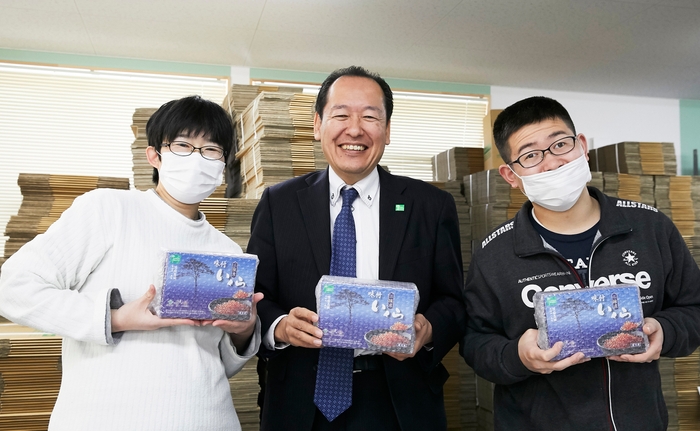 市長と障がい者が一緒に作業