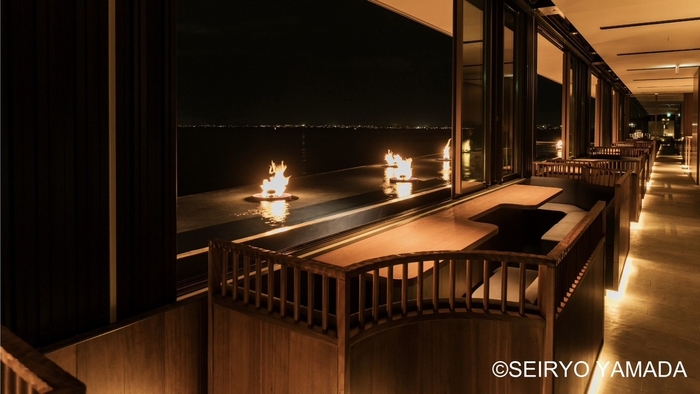 夜には松明が灯る