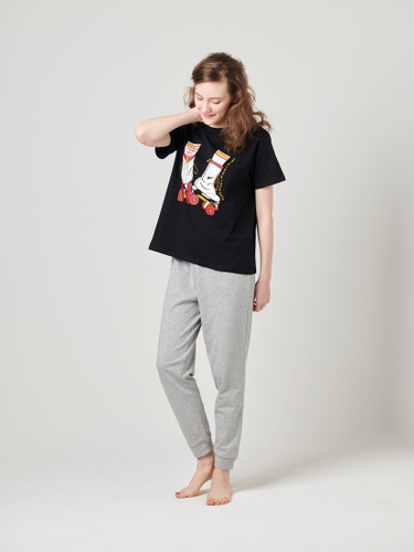 「ルームウェア Ladies Skater」着心地の良いコットン素材のスウェット＆Tシャツのルームウェア。ローラースケートを背面から描いたアメリカンテイストなデザイン。部屋着だけではなく、普段使いとしても使える可愛いTシャツです。※モデル身長173cm