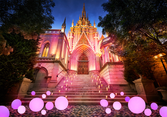 通常は金色に輝く夜の大聖堂が、10月2日（日）限定でピンク色、LOVE、ハートなどをモチーフに限定ライトアップされる（画像はイメージ）
