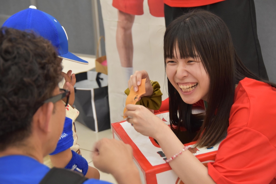 おみくじに笑顔で対応