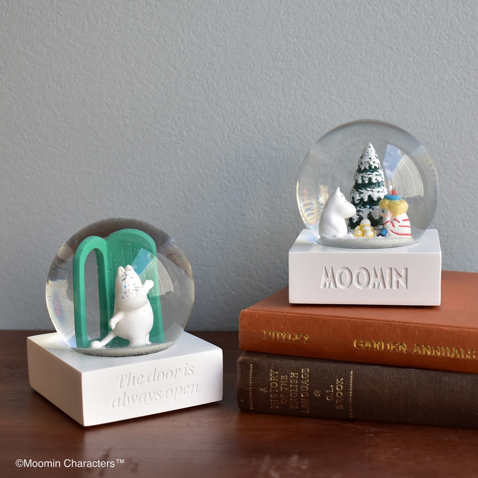 ムーミン スノードーム 80周年(左)、ムーミン スノードーム 雪玉(右)