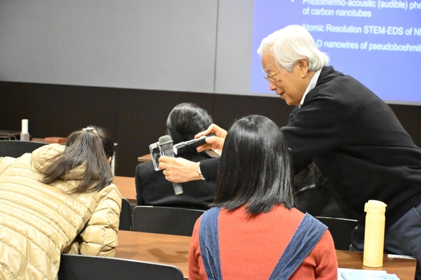 CNTに白色LEDの光を当てて音を出す飯島終身教授