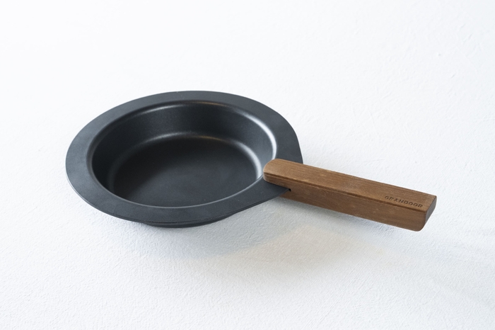 波佐見焼の工房で得た着想をもとに、2年以上かけて形にしたデザイン。