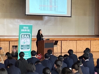 ＜自転車の安全利用促進委員会レポート＞ 鳥取県立倉吉総合産業高等学校の全校生徒 約430名　 鳥取県立米子高等学校の全校生徒 約440名が 自転車の安全について学ぶ「自転車通学安全講習会」を開催