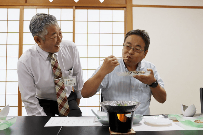 握りずしを試食する山本准教授。左は大竹支配人