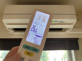 【ダイキン】「夏場の日中にリビングの窓開け換気をする場合、エアコンの運転はどうしたらいいの？」 窓開け換気時のエアコンは  “つけっぱなし” が正解！