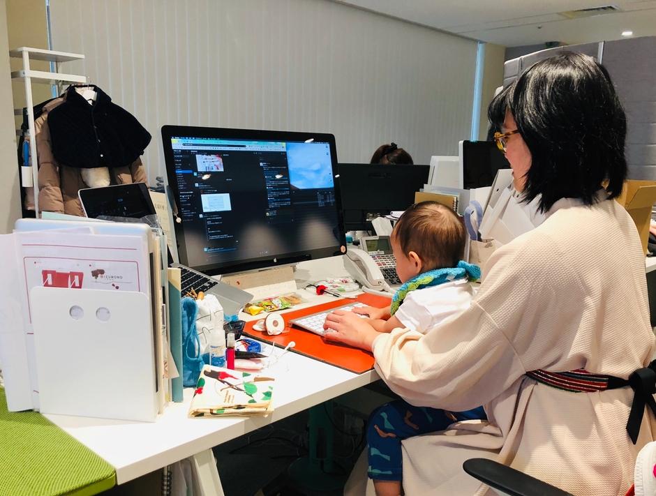デザイナーで活躍するママ社員は、現在第3子妊娠中! 安心して仕事も育児も両立できる社風