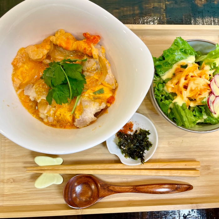 こだわり卵の塩麹親子丼　