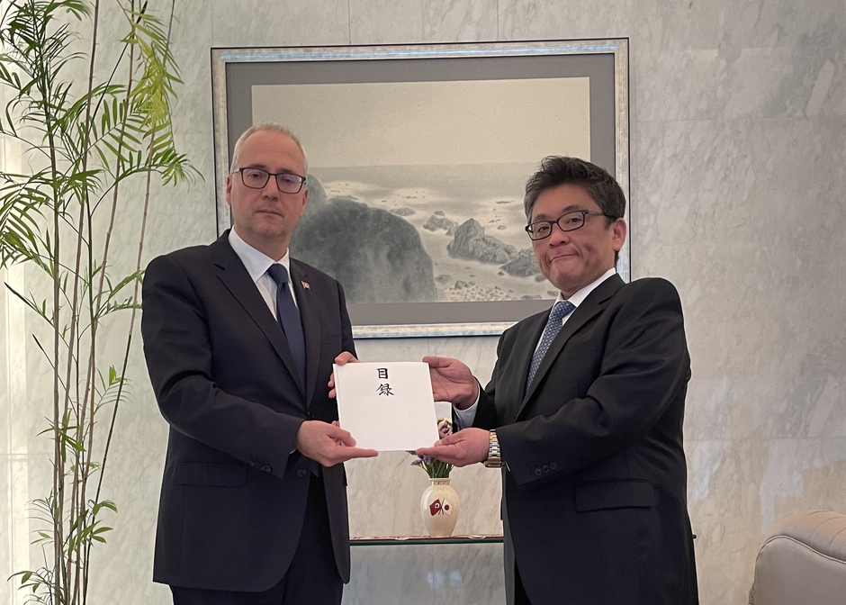 (左)駐日トルコ共和国大使館 特命全権大使 コルクット・ギュンゲン閣下 /(右)無臭元工業株式会社 代表取締役 田崎 雄大