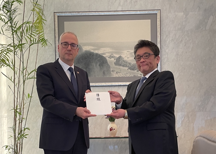(左)駐日トルコ共和国大使館 特命全権大使 コルクット・ギュンゲン閣下 /(右)無臭元工業株式会社 代表取締役 田崎 雄大