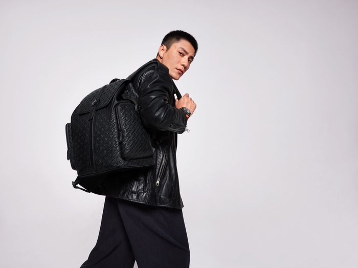 ウルトラブラック ビッグエンブレム バックパック ¥218,900