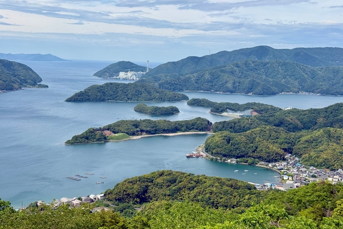 京都舞鶴港は日本海から湖のように深く入り込んだ天然の良港。