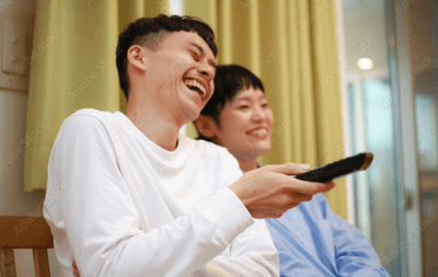 お笑いのDVDを見るイメージ画像