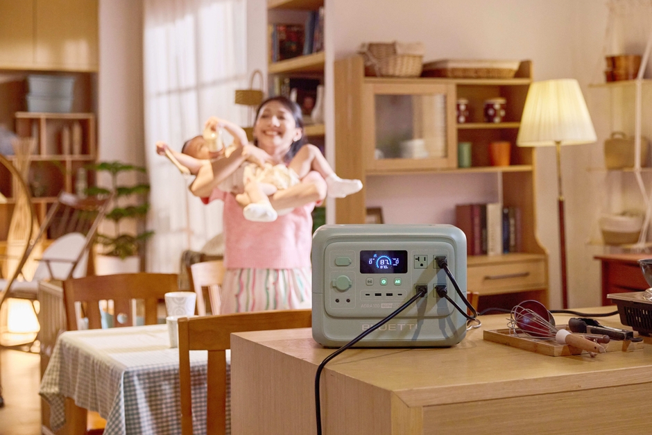 赤ちゃんのお世話中でも安心。AORA 100 V2が静かに電力をサポート。