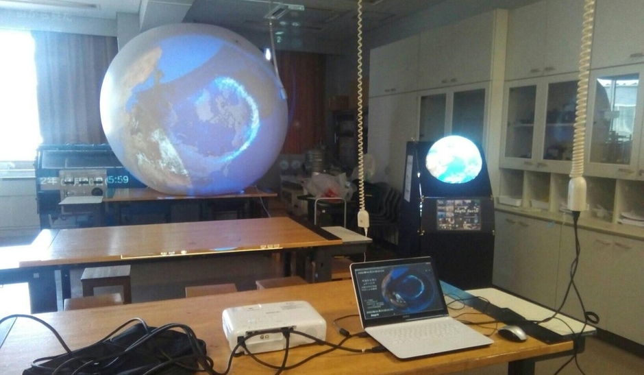球形のスクリーンにPCとプロジェクタで地球や惑星を投影するデジタル地球儀
