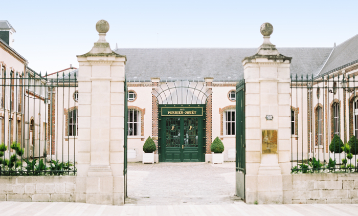 アール ・ ヌーヴォー世界最大のプライベートコレクションを所有する「ペリエ ジュエ」迎賓館