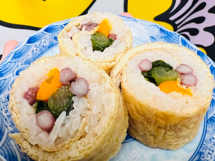 梅を混ぜ込んだ酢飯にはシャキシャキの山ごぼう漬け