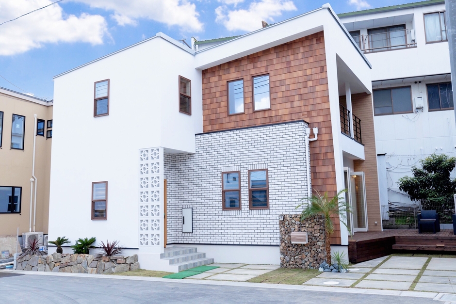 真っ白い塗り壁にブリックタイル×ウッドで優しい雰囲気に