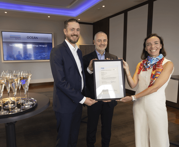 中央：DNVよりTADCを取得するオーシャンウィングスのCEO、エマニュエル・スカーレット