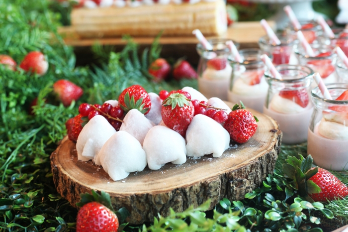 おすすめメニュー(2):いちご大福/パティシエがひとつひとつ丁寧に包みました。モチモチの食感と中から広がる苺の果汁が、口福を呼ぶ一品。