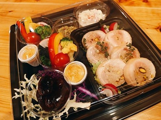 コロナ禍によりおうちでクリスマスを過ごす方に！ 栄養満点で身体にやさしい、 はな豆のテイクアウトクリスマスメニュー　 「クリスマス用オードブル　ヨーグルトたっぷり免疫力UP 大山鶏のバロティーヌと彩り野菜サラダ」 　コロナ禍ではテイクアウトクリスマスを　 12月24日(木)～26日(土)に販売