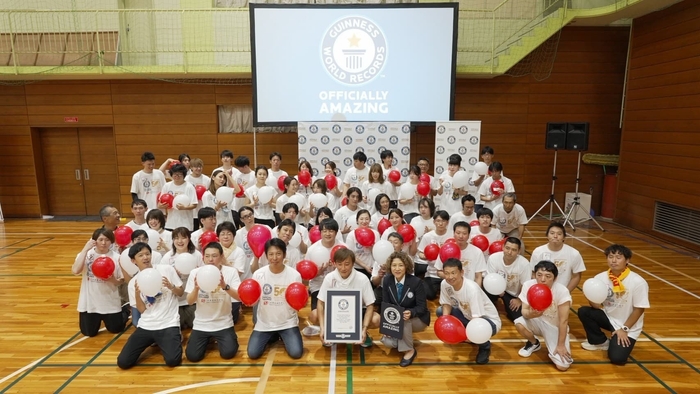 1分間に風船を膨らませた最多数 (50人チーム)