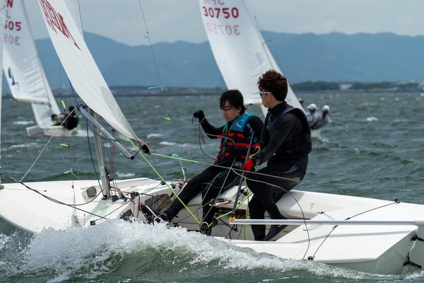 ヨットを操る三浦選手（前）と小林選手（後ろ）