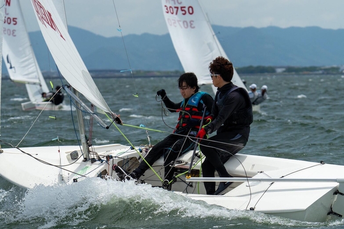 ヨットを操る三浦選手(前)と小林選手(後ろ)