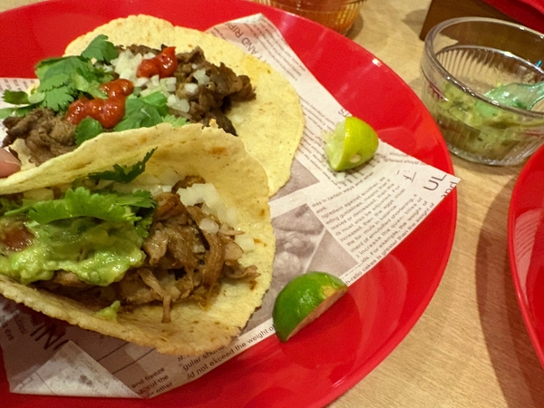 ビーフタコスとポークタコス 特製サルサ